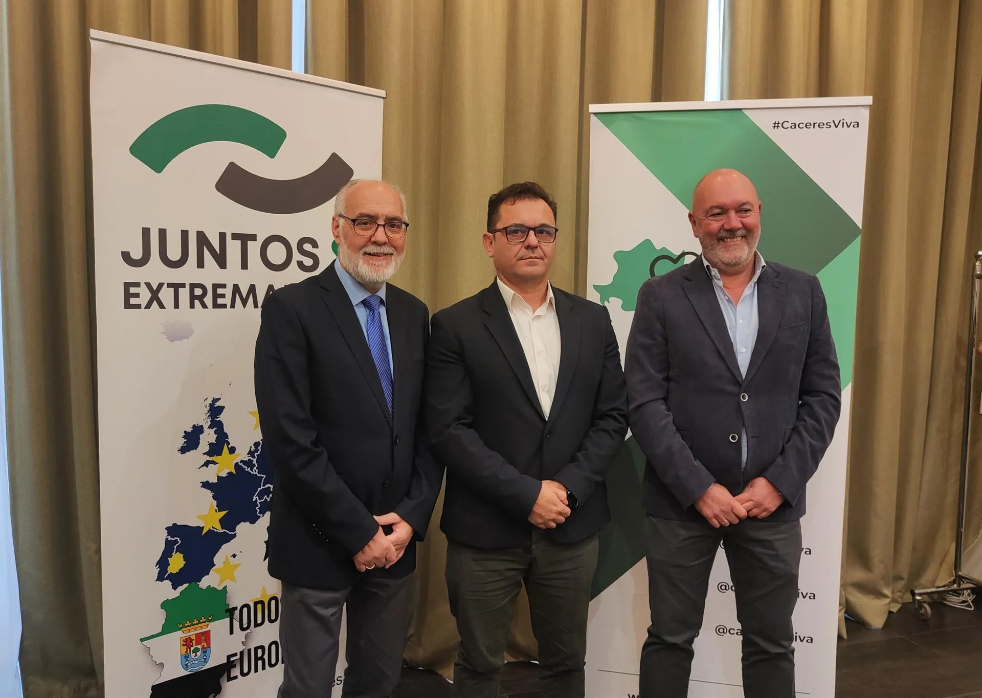 Raúl González, entre Estanislao Martín y Francisco Alcántara este miércoles en Cáceres. / LP