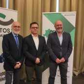 Raúl González, entre Estanislao Martín y Francisco Alcántara este miércoles en Cáceres. / LP