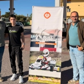 El piloto cacereño Rubén Muñoz, en las instalaciones de una de las gasolineras de Fuel Extrem. / CEDIDA El piloto cacereño Rubén Muñoz, en las instalaciones de una de las gasolineras de Fuel Extrem. / CEDIDA