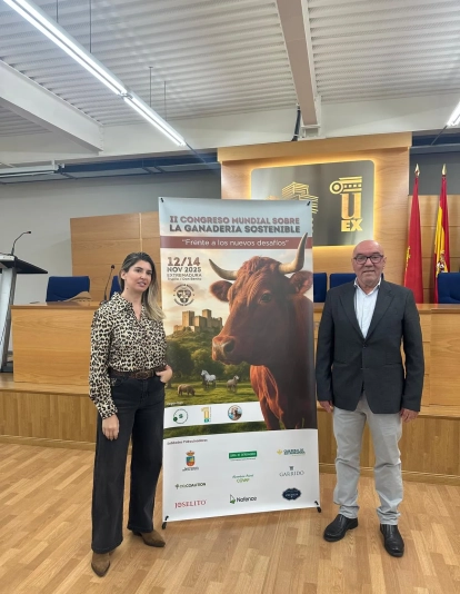 El presidente de AMGS, Julián Mora, y la ganadera y exconsejera de Gestión Forestal de Extremadura, Camino Limia. / LP