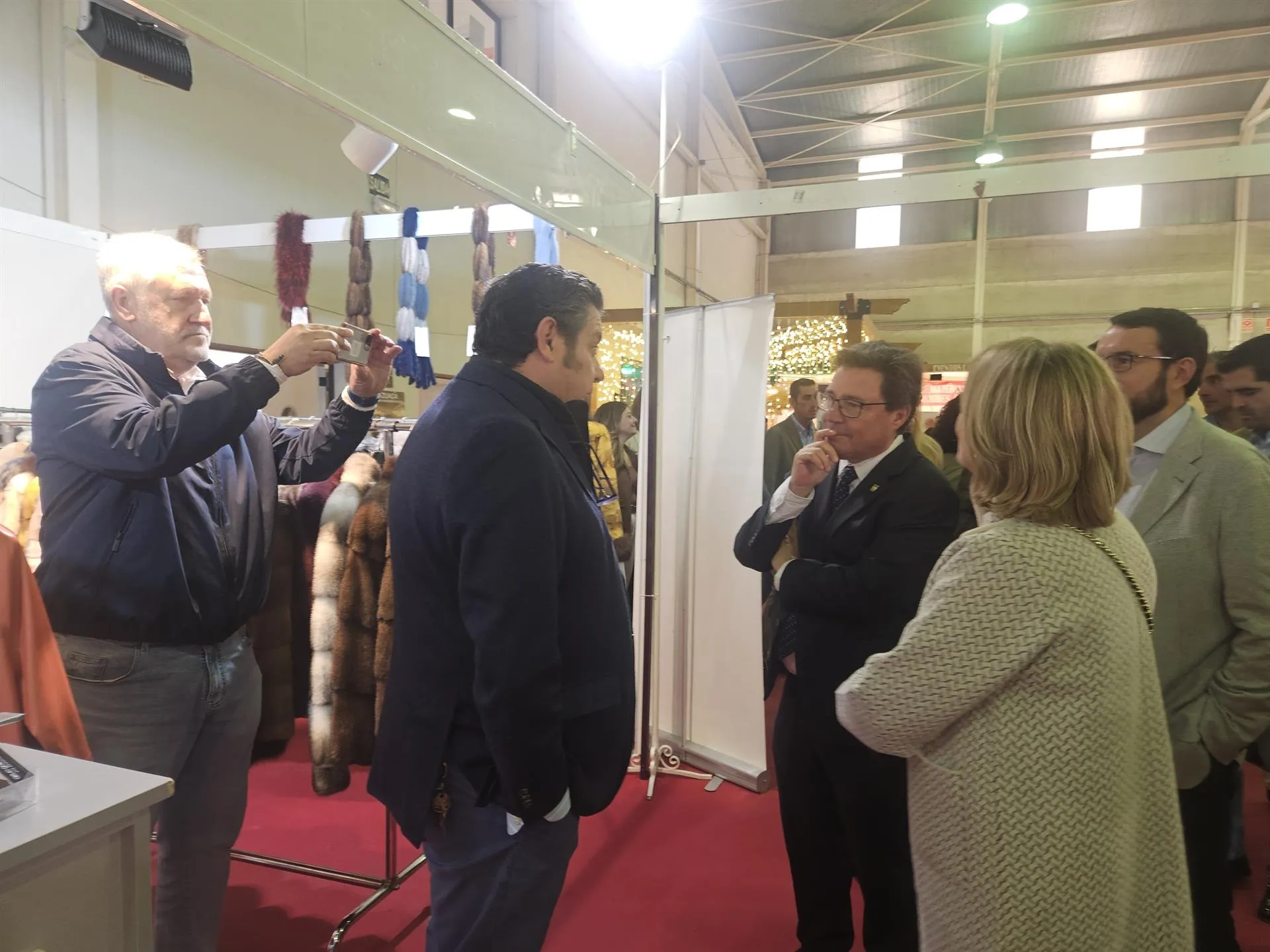 Guillermo Santamaría, consejero de Economía, visitó las instalaciones. / LP