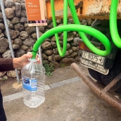 Camión cisterna con suministro de agua potable. / LP