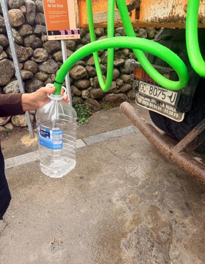 Camión cisterna con suministro de agua potable. / LP