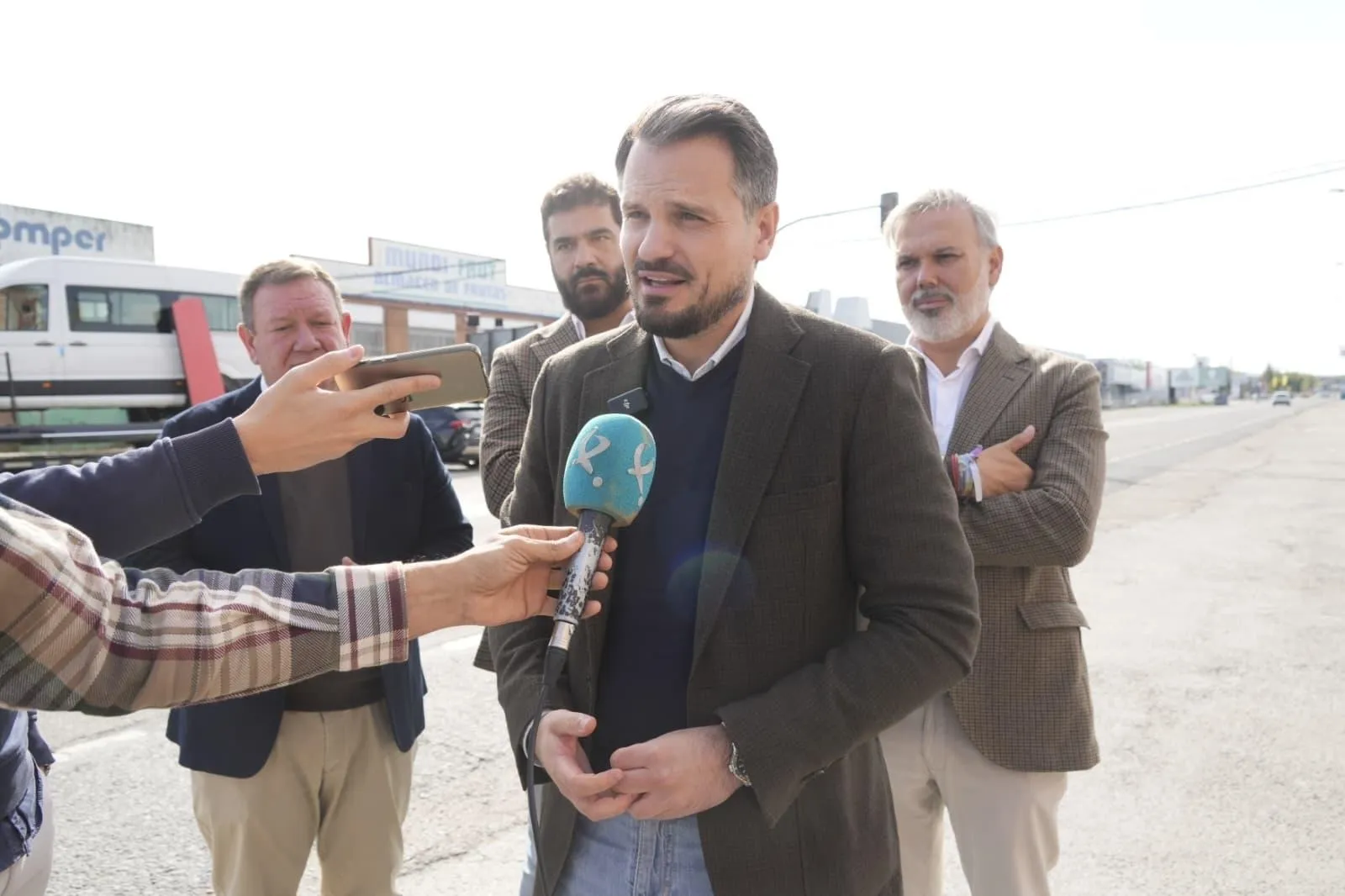 Abel Bautista atiende a los medios en Plasencia este domingo. / LP