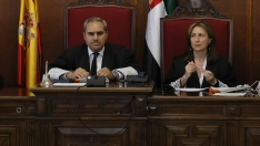 Presidencia de la sala de la Audiencia Provincial de Badajoz, con el magistrado José Antonio Patrocinio al frente, donde se ha juzgado el caso David Sánchez. / POOL EFE