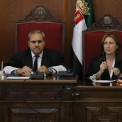 Presidencia de la sala de la Audiencia Provincial de Badajoz, con el magistrado José Antonio Patrocinio al frente, donde se ha juzgado el caso David Sánchez. / POOL EFE Presidencia de la sala de la Audiencia Provincial de Badajoz, con el magistrado José Antonio Patrocinio al frente, donde se ha juzgado el caso David Sánchez. / POOL EFE