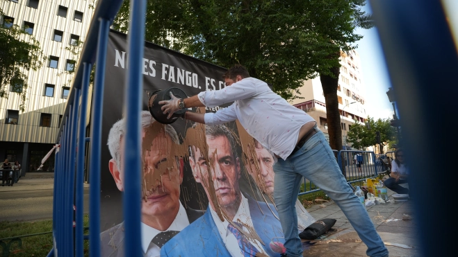 EuropaPress 7569741 varias personas colocan lona protesta quinta jornada juicio contra hermano EuropaPress 7569741 varias personas colocan lona protesta quinta jornada juicio contra hermano