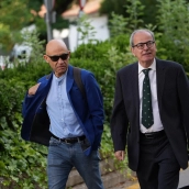 Luis Carrero, quien fuera jefe de coordinación de actividades transfronterizas en la Diputación de Badajoz, y su abogado en Badajoz. / EP Luis Carrero, quien fuera jefe de coordinación de actividades transfronterizas en la Diputación de Badajoz, y su abogado en Badajoz. / EP