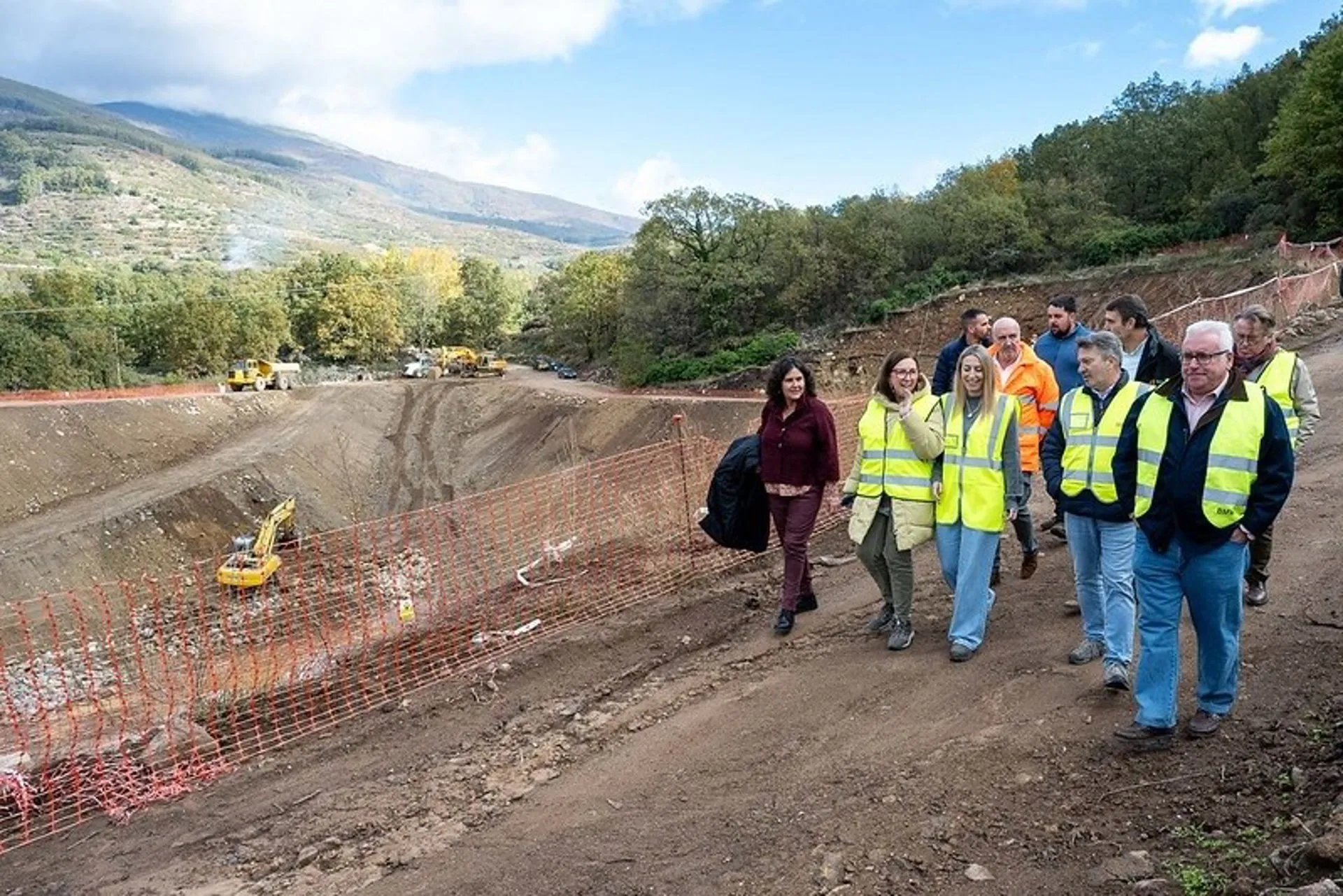La presidenta de la Junta de Extremadura, María Guardiola, visitó este lunes las obras acompañada por la consejera Mercedes Morán, la alcaldesa de Jerte, Felisa Cepeda, y técnicos responsables del proyecto. / LP