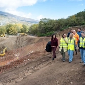 La presidenta de la Junta de Extremadura, María Guardiola, visitó este lunes las obras acompañada por la consejera Mercedes Morán, la alcaldesa de Jerte, Felisa Cepeda, y técnicos responsables del proyecto. / LP