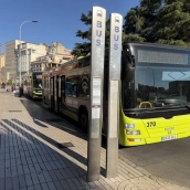 Autobús urbano en Badajoz en su parada de la plaza de la Libertad. / LP Autobús urbano en Badajoz en su parada de la plaza de la Libertad. / LP