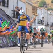 El murciano José María Pina (Aluminios Cortizo) fue el más rápido en el reducido sprint final disputado en las calles de Burguillos del Cerro. / LP El murciano José María Pina (Aluminios Cortizo) fue el más rápido en el reducido sprint final disputado en las calles de Burguillos del Cerro. / LP