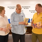 Presentación del programa de actividades de la festividad 'De la Luna al Fuego' de Zafra con el alcalde Juan Carlos Fernández. / LP Presentación del programa de actividades de la festividad 'De la Luna al Fuego' de Zafra con el alcalde Juan Carlos Fernández. / LP