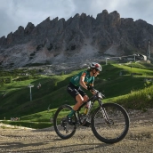 La ciclista hispano-suiza Natalia Fischer, jefa de filas del equipo Extremadura-Ecopilas, logró salvar una jornada crítica en la HERO Südtirol Dolomites. / LP La ciclista hispano-suiza Natalia Fischer, jefa de filas del equipo Extremadura-Ecopilas, logró salvar una jornada crítica en la HERO Südtirol Dolomites. / LP