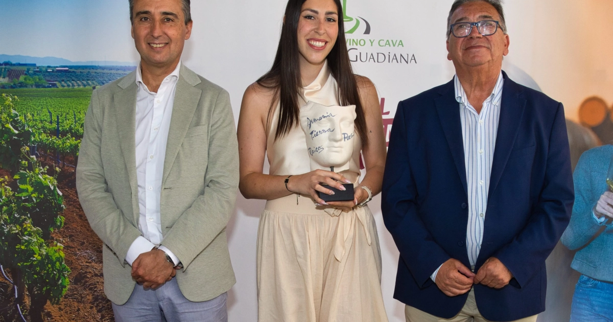 La Ruta del Vino y el Cava Ribera del Guadiana entrega su I Premio Nacional de Periodismo a Miriam Moreno Bañón