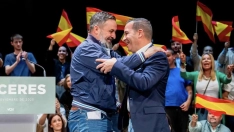 Óscar Fernández junto a Santiago Abascal la semana pasada en Cáceres. / LP