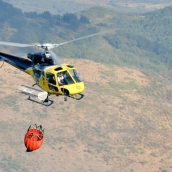 En la zona están desplegadas siete unidades de bomberos forestales terrestres y tres helitransportadas. / LP