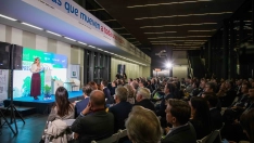 La presidenta de la Junta de Extremadura, María Guardiola, en la apertura del V Congreso Regional de la Empresa Familiar (AEEF) en Badajoz. / LP