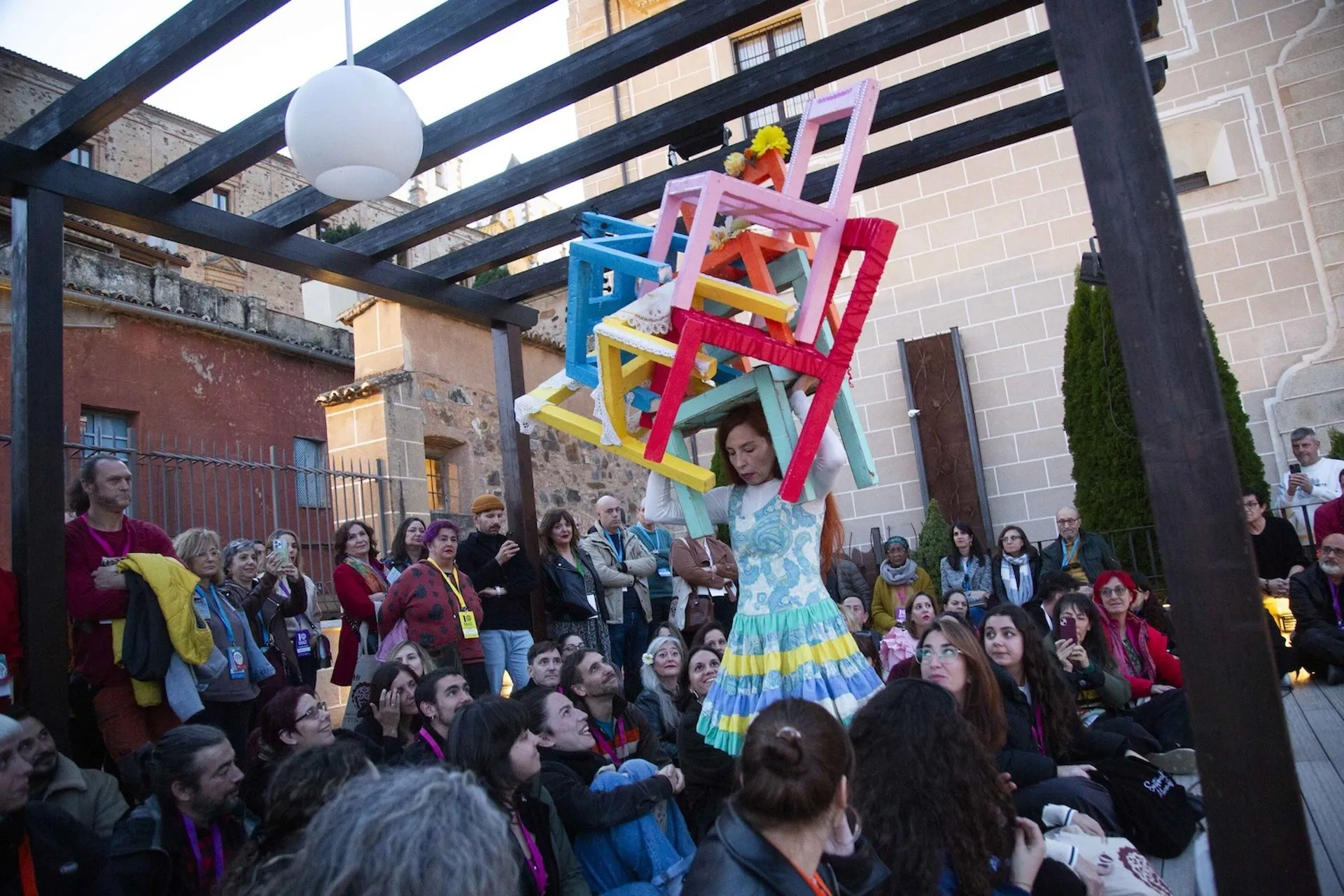 Un momento de la obra ' Las vecinas' que se ha representado en la MAE de Cáceres. / LP