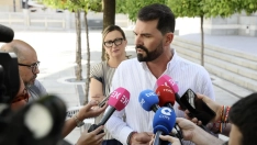 El secretario general del PSOE de Extremadura, Sánchez Cotrina, y detrás Blanca Martín, ahora candidata en Plasencia. / LP