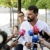 El secretario general del PSOE de Extremadura, Sánchez Cotrina, y detrás Blanca Martín, ahora candidata en Plasencia. / LP