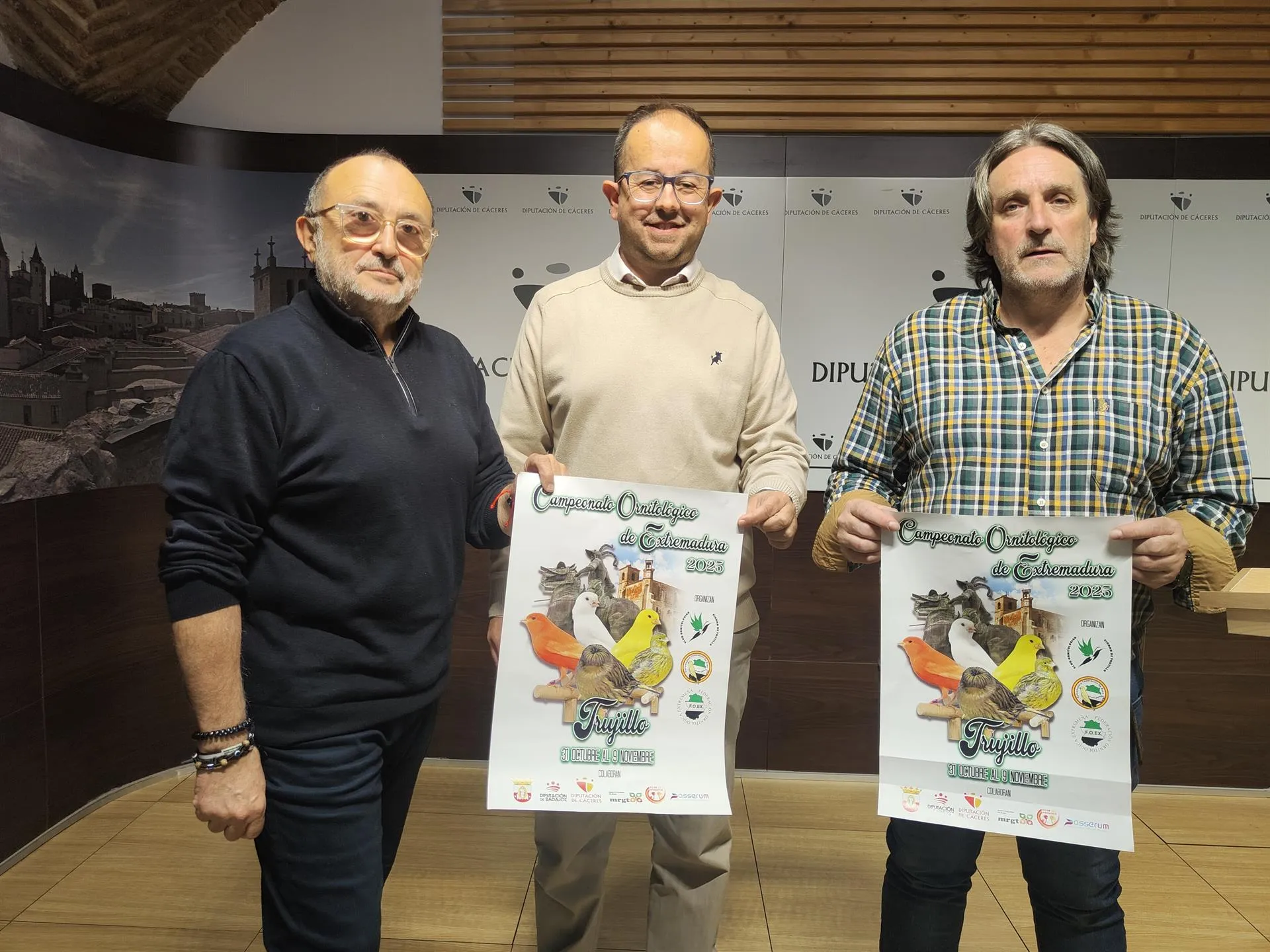 Presentación del Campeonato Ornitológico de Extremadura con Javier Díaz Cieza, Juan Félix Luque y José Luis Bravo. / LP