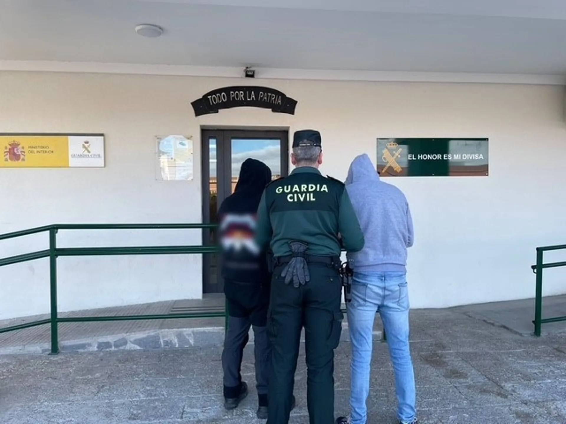 Intervención de la Guardia Civil en Navalmoral de la Mata con dos detenidos. / LP