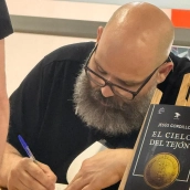 El escritor pacense Jesús Gordillo amplía su trayectoria literaria con 'El cielo del tejón', la décima novela de su carrera. / LP El escritor pacense Jesús Gordillo amplía su trayectoria literaria con 'El cielo del tejón', la décima novela de su carrera. / LP