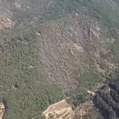 El fuego ha afectado a la zona del Paraje de Mirador de la Cruz, un entorno abrupto y de alta montaña. / LP
