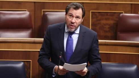 El ministro de Transportes y Movilidad Sostenible, Óscar Puente, durante una sesión de control al Gobierno, en el Congreso de los Diputados. / EP