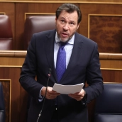 El ministro de Transportes y Movilidad Sostenible, Óscar Puente, durante una sesión de control al Gobierno, en el Congreso de los Diputados. / EP