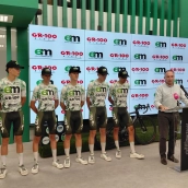 El consejero de Cultura, Turismo y Deportes de la Junta, Laureano León, ha despedido  al equipo júnior que representará a Extremadura en el Ain Bugey Valromey Tour 2026. / EP
