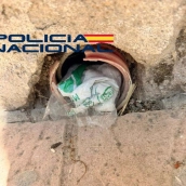Las distintas sustancias se ocultaban fuera del domicilio, en maceteros o arquetas de luz. / LP Las distintas sustancias se ocultaban fuera del domicilio, en maceteros o arquetas de luz. / LP