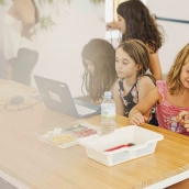 Imagen de archivo de una universidad popular rural. / LP Imagen de archivo de una universidad popular rural. / LP