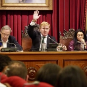 El alcalde de Badajoz, Ignacio Gragera, preside el pleno este jueves en Badajoz. / LP