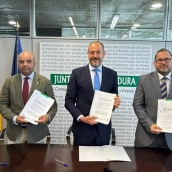 La Junta destinará 50.000 euros al desarrollo de ambos convenios, con una aportación de 25.000 euros para cada colegio profesional. / LP