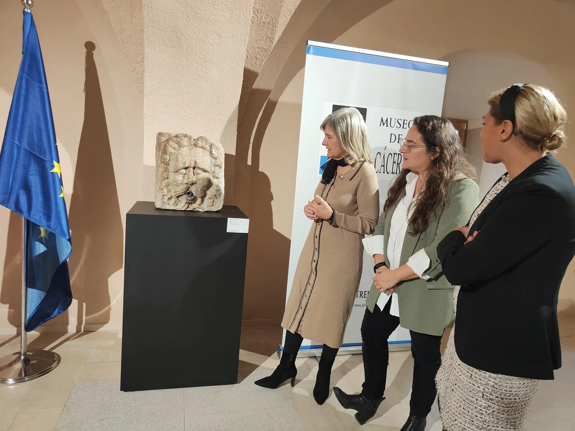El Museo de Cáceres incorpora a su colección un mascarón del siglo XVI hallado en el jardín del Palacio de las Veletas. / EP