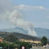 Medios aéreos en las labores de extinción del incendio forestal declarado en Gargüera de la Vera ayer. / LP