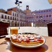 Badajoz se sienta a la mesa con su seña de identidad más reconocible: el desayuno. / LP Badajoz se sienta a la mesa con su seña de identidad más reconocible: el desayuno. / LP