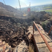 La rápida intervención de los servicios de emergencia evitó que un incendio declarado esta madrugada en una de las laderas del castillo de Medellín. / JUNTAEX