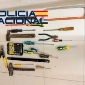 El hombre intentó escapar por los tejados de los inmuebles colindantes antes de ser interceptado por los agentes./ LP 