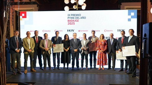 Premiados y autoridades en la foto final de la entrega de premios Pyme en Badajoz 2025. / LP