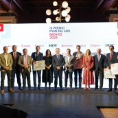Premiados y autoridades en la foto final de la entrega de premios Pyme en Badajoz 2025. / LP