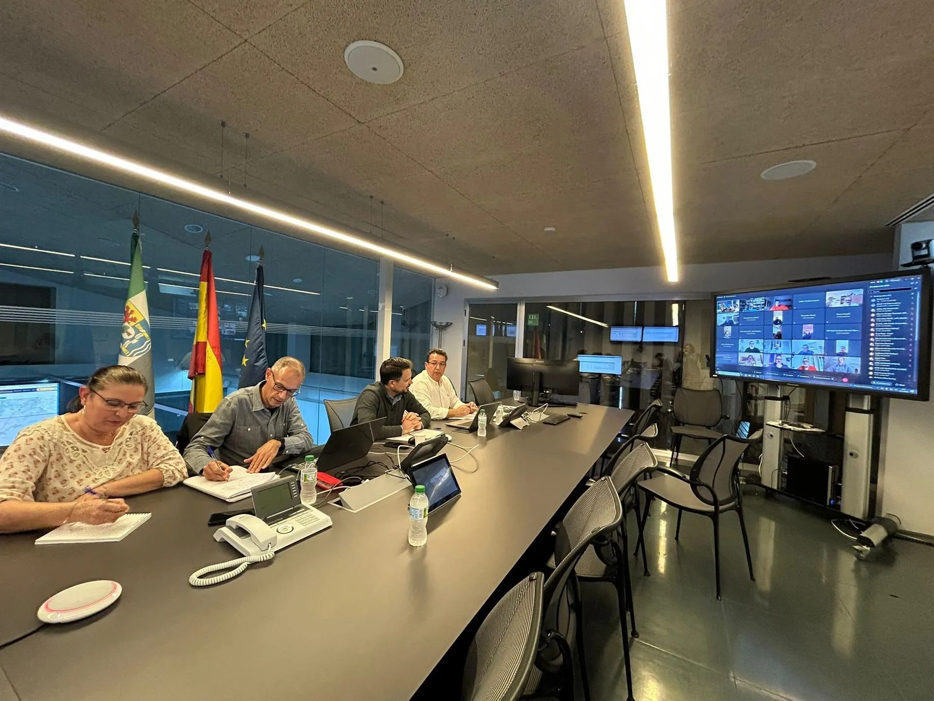 Reunión del Cecopi en Extremadura en la madrugada de este viernes. / LP