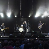 Loquillo conquistó al público pacense con un concierto arrollador en el que miles de personas llenaron el recinto histórico. / AF Loquillo conquistó al público pacense con un concierto arrollador en el que miles de personas llenaron el recinto histórico. / AF