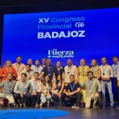 Manuel Naharro y la nueva ejecutiva del PP de Badajoz nombrada en su congreso provincial. / LP
