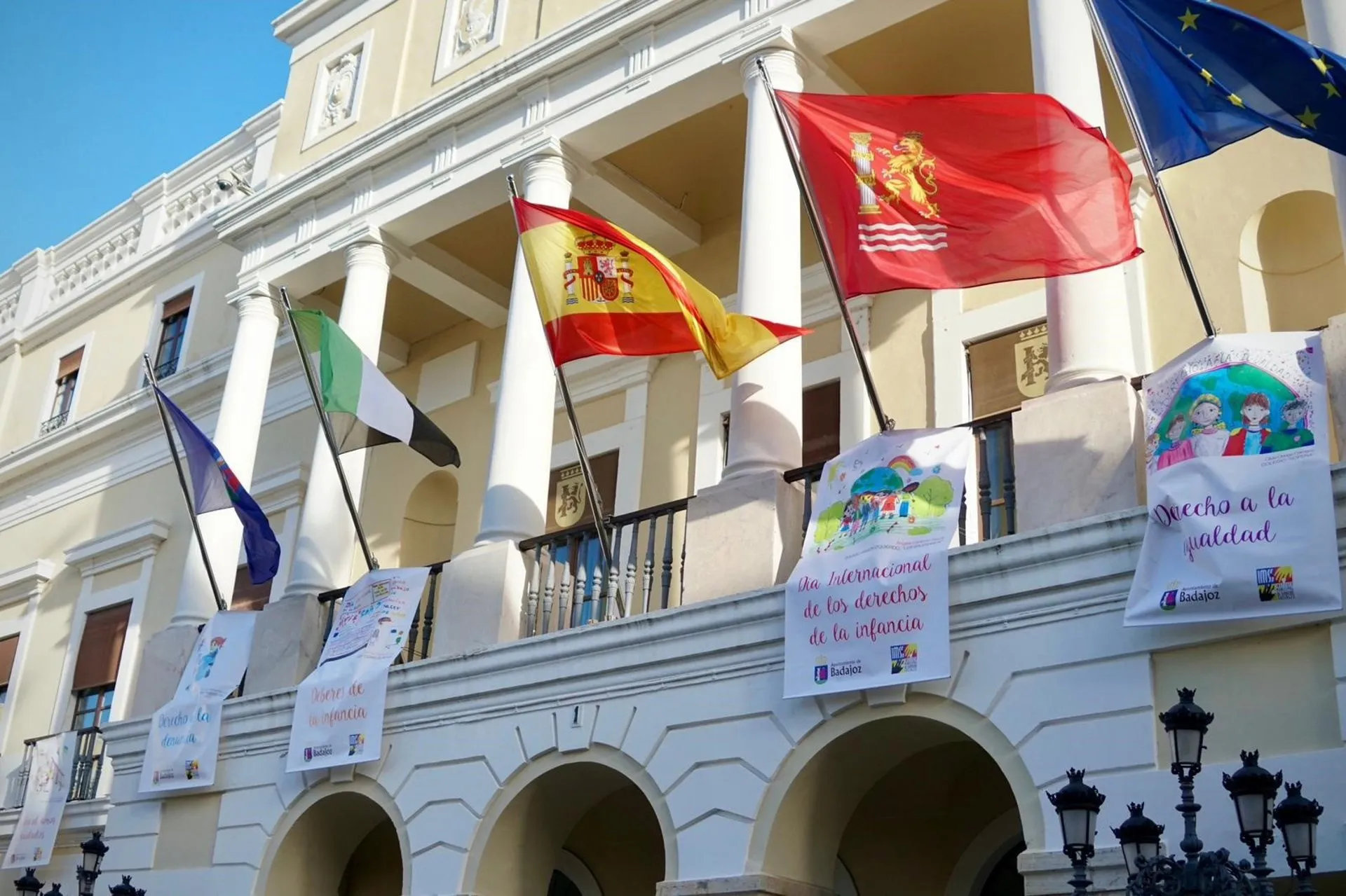 Imagen de la fachada del ayuntamiento este viernes. / LP