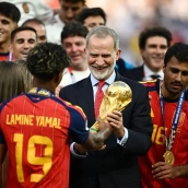 El rey Felipe VI con la copa del mundo de la Selección Española. / CEDIDA