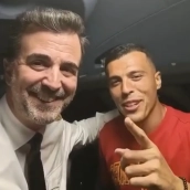 Pedro Porro aparece junto a David Caballero, comandante de Iberia y natural de Oliva de la Frontera. / LP