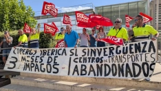 La plantilla de los diez centros de transporte de Extremadura se concentraron frente a la Consejería de Infraestructuras, Transporte y Vivienda el pasado día 13. / CCOO 